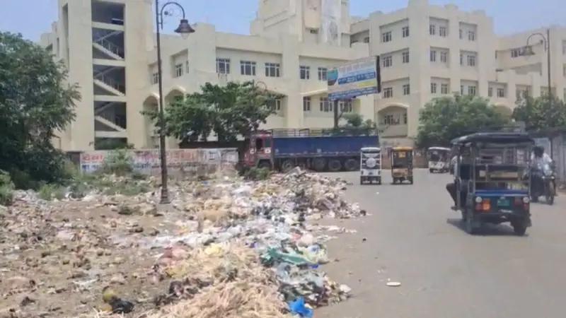 Video: देवरिया मेडिकल कॉलेज के पास कूड़े का अंबार, मरीजों और तीमारदारों की बढ़ी परेशानी; देखें पूरी रिपोर्ट