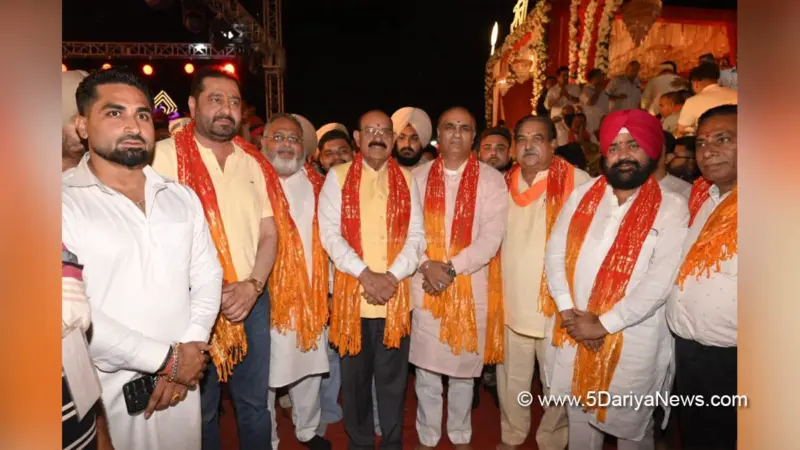 Mohinder Bhagat pays obeisance at Shree Bala Ji Ki Chowki