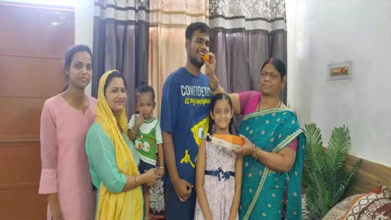 Sant Kabir Nagar News: ICSE 12वीं में बिना कोचिंग 96% लाकर संकल्प बने जिला टॉपर, रचा इतिहास