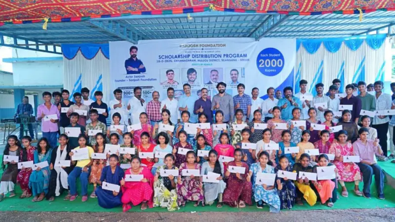 సమాజ సేవలో యువ నటుడు సంజోష్.. స్కాలర్షిప్స్ పంపిణీ!