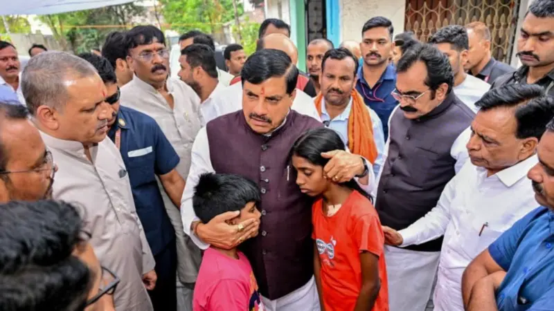 बच्चों को लगाया गले, बेटी के सिर पर रखा हाथ, इस तरह क्रूज हादसे के पीड़ितों को सीएम मोहन यादव ने बंधाया ढांढस