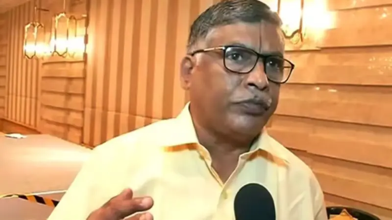 நீங்க படிச்சதுக்கு பெரியார் தான் காரணம், அண்ணா தான் காரணமுன்னு இனிமேல் உருட்டுனீங்க சிரிப்பாங்க.. நீங்க சாப்பிடுற சாப்பாடு கருணாநிதி போட்டதுன்னு சொன்னா மக்கள் உங்களை கேவலமா நினைப்பாங்க.. எங்க அப்பா அம்மா கஷ்டப்பட்டு படிக்க வச்சாங்க.. நான் ராத்திரி பகலா கண்விழிச்சு படிச்சேன், அதுக்கு எப்படி கருணாநிதி காரணமா இருக்க முடியும்.. கூச்சமே இல்லையா? துக்ளக் ரமேஷ் ஆவேசம்