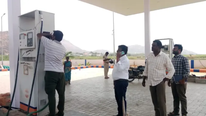 పెట్రోల్ బంక్ ని తనీఖీ చేసిన తహశీల్దార్ శేషారెడ్డి