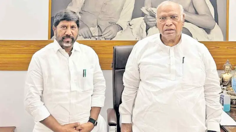 Bhatti Vikramakra | 15 రోజుల్లో రెండోసారి ఢిల్లీకి డిప్యూటీ సీఎం భట్టి.. కుర్చీ కాపాడుకునేందుకు పాట్లు !