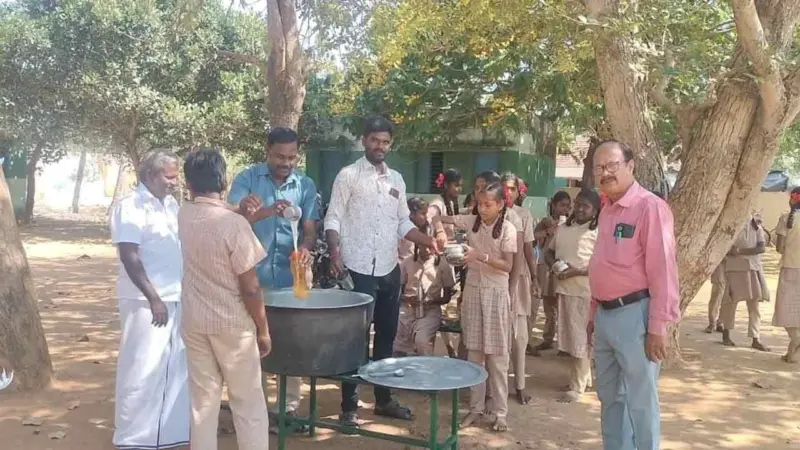 அரசுப் பள்ளி மாணவர்களுக்குக் குளிர்பானம்; ஆசிரியர்கள் செயலால் நெகிழ்ச்சி!