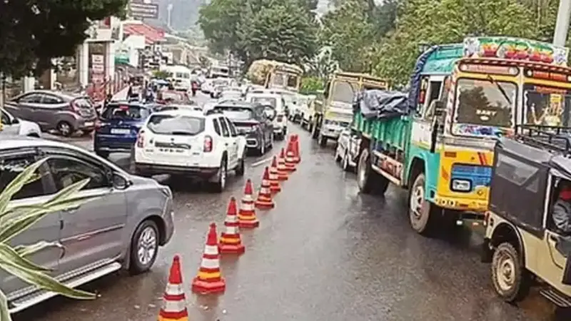 Tourist rush to Nilgiris in TN triggers traffic congestion amid summer festival season