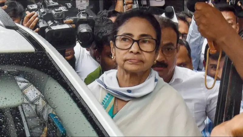EVM स्ट्रॉन्ग रूम में 4 घंटे डटी रहीं ममता बनर्जी, आधी रात बाद निकलीं; चुनाव से पहले बढ़ा सियासी तनाव