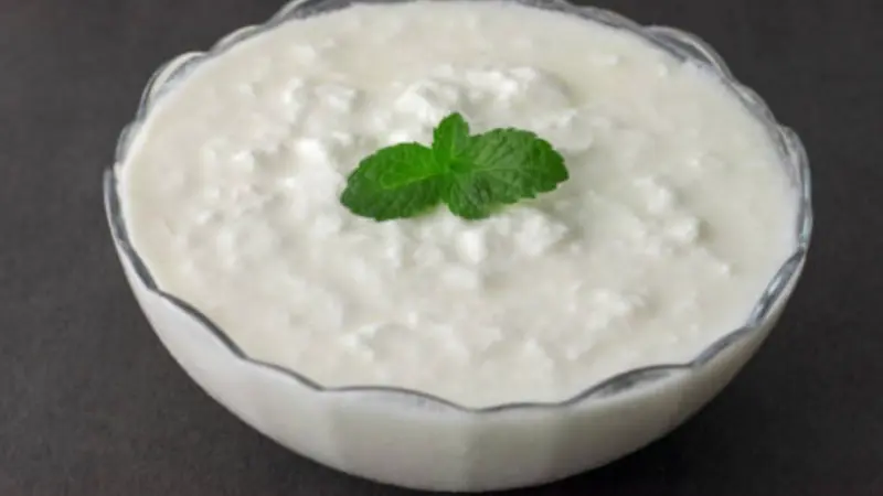 தயிரை இப்படிச் சாப்பிடுறீங்களா.?  ஆபத்து.! கோடைக்காலத்தில் இதைப் படிச்சிட்டுச் சாப்பிடுங்க.! நிபுணர்கள் சொல்லும் அட்வைஸ்.!!