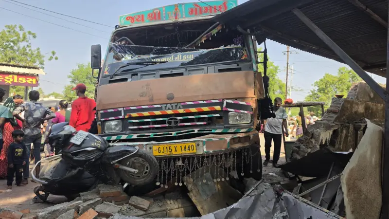 ગોંડલમાં દારૂડિયા આઇસર ચાલકે સરકારી હોસ્પિટલની દીવાલ તોડી, વાહનોને પણ ઉલાળ્યા