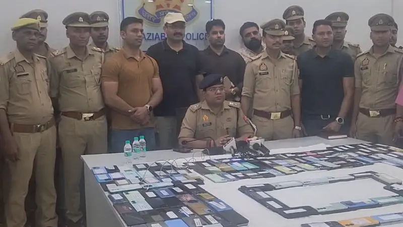 गाजियाबाद पुलिस को मिली कामयाबी, 700 मोबाइल रिकवर, मोबाइल पाकर असली मालिकों के खिले चेहरे