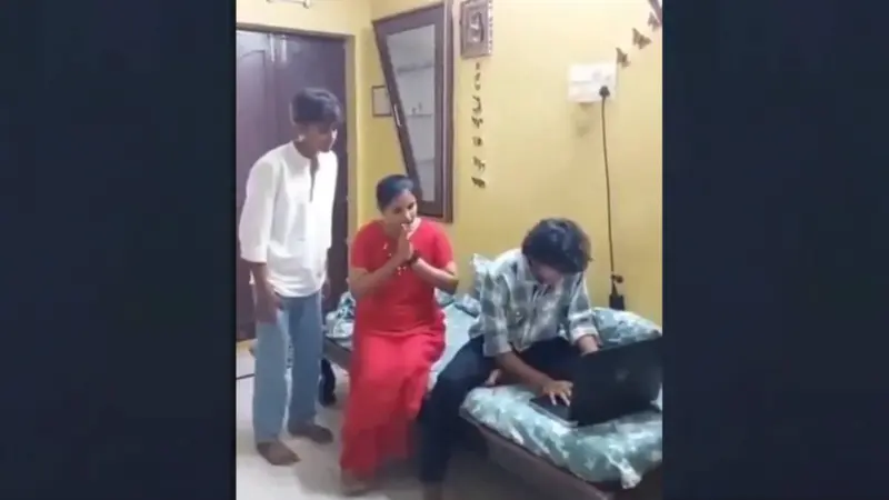 పదో తరగతి పరీక్షల్లో ఒకేసారి పాసయిన తల్లీకొడుకులు