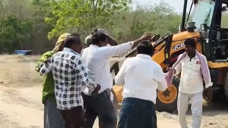 నందిగామలో రెచ్చిపోయిన మైనింగ్ మాఫియా.. VROపై దాడి