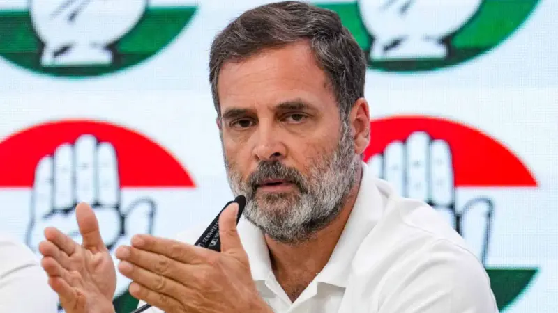 আরএসএস-বিজেপির বিরুদ্ধে সরব রাহুল, রাজনৈতিক মঞ্চে তীব্র লড়াই