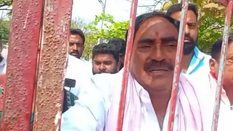 మాజీ మంత్రి ఎర్రబెల్లి దయాకర్‌రావు హౌస్ అరెస్ట్