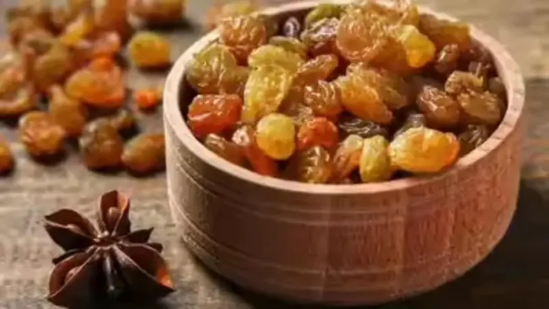 What Happens to Your Body If You Eat Soaked Raisins Daily?