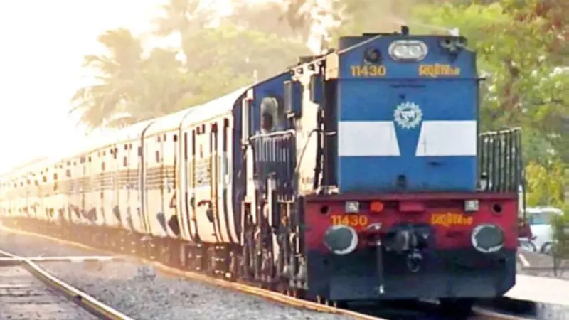 Solapur Trains News : हुतात्मा एक्स्प्रेसचे 'टाईमटेबल ट्रॅक'वरून घसरले!