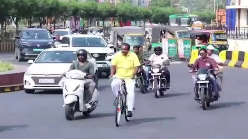 సీఎం క్యాంప్ ఆఫీసుకు సైకిల్ తొక్కుతూ వెళ్లిన మంత్రి నిమ్మల