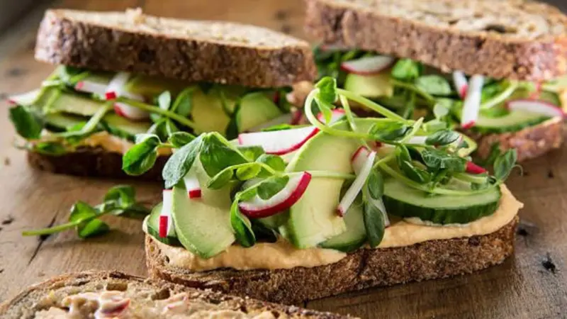 Quick breakfast fix: Hummus cucumber baguette