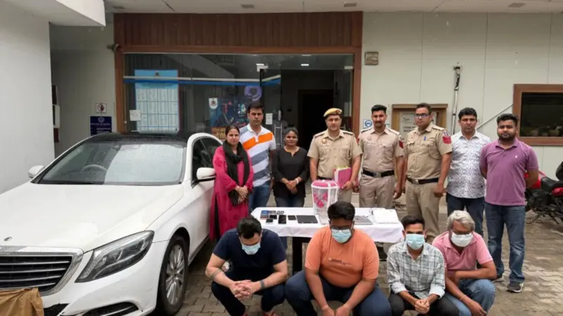 दिल्ली में 113 साइबर ठग पकड़े गए, 47,79,000 कैश, मर्सिडीज और 85 मोबाइल समेत भारी मात्रा में माल जब्त