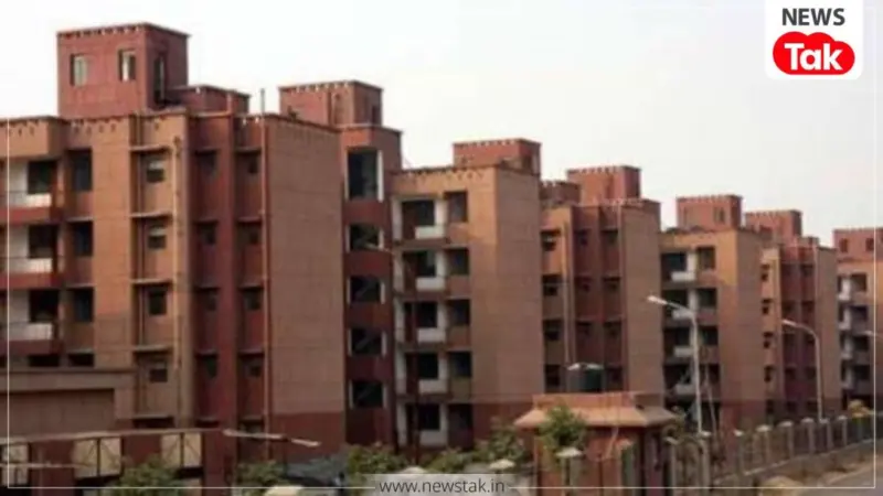 दिल्ली के वसंत कुंज में 'गुंडागर्दी'! बिल्डर ने 5000 लोगों को बनाया 'बंधक', गेट के बाहर डंपर खड़े कर रास्ता किया ब्लॉक