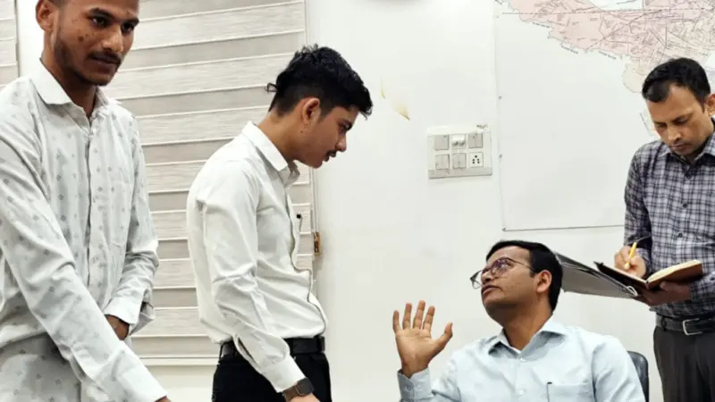 जब IAS बनने के लिए सीधे DM के पास पहुंचा 11वीं का छात्र, टिप्स के साथ फोन नंबर भी मिला