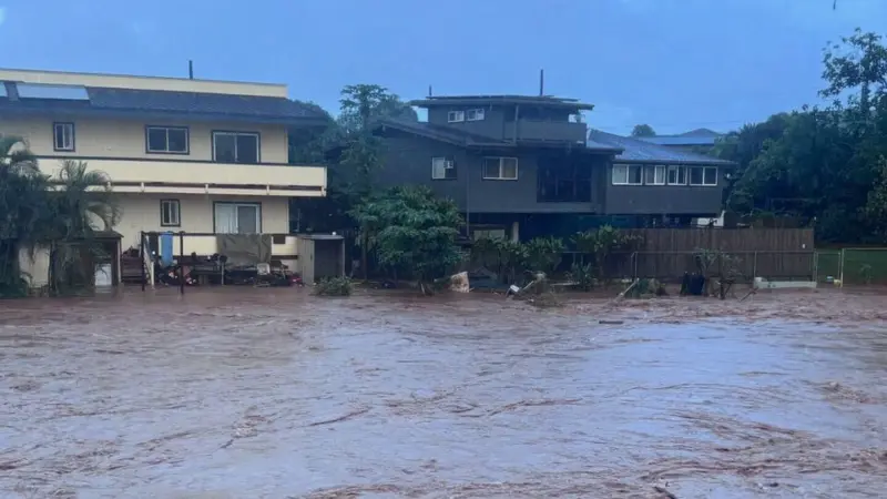 Over 5000 residents asked to evacuate; 120 yr old dam at risk of failing: Hawaii experiences worst flooding in 20 yrs