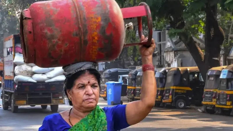 देश में LPG की कोई कमी नहीं: इंडियन ऑयल का भरोसा, रोज 28 लाख सिलेंडर की सप्लाई