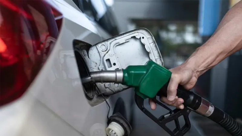 রাতারাতি পেট্রোলের দাম কমল ৮০ টাকা, একমাস বিন্যামূল্যে সরকারি বাস পরিষেবা