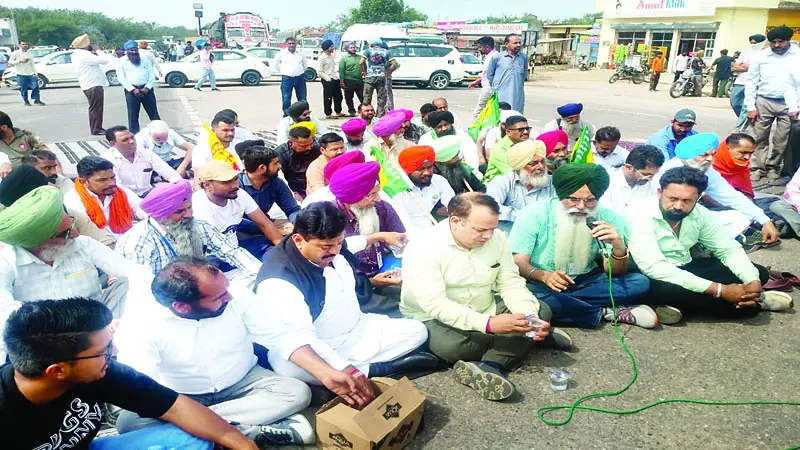 दैहणी में घंटों जाम में फंसे रहे वाहन, एंट्री टैक्स खत्म करने की मांग पर अड़े प्रदर्शनकारी - Divya Himachal