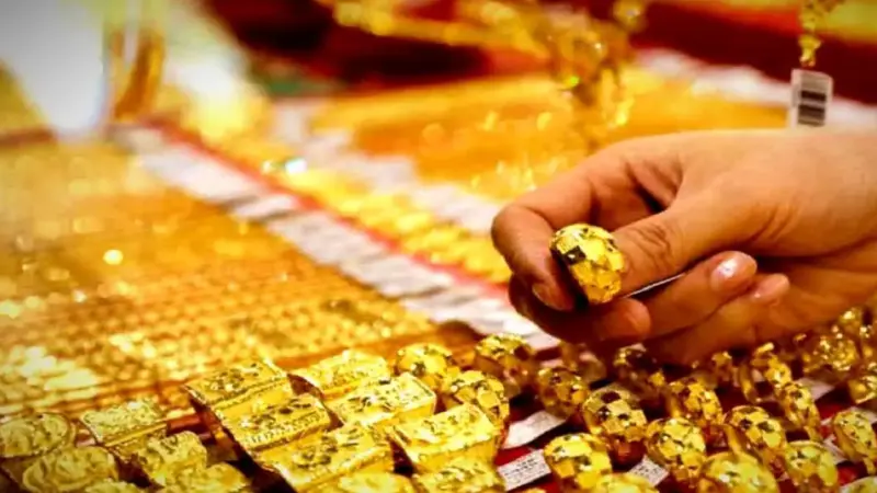 বিয়ের মরশুমে খুশির খবর! লক্ষ্মীবারে খানিকটা কমল সোনার দাম, জানুন আজকের রেট