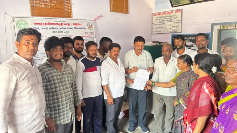 పందుల బెడద నుండి కాపాడండి: గ్రామస్తులు