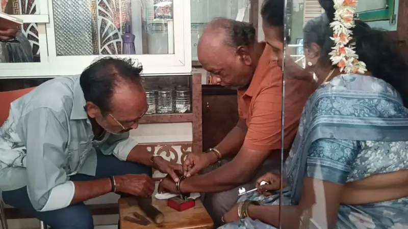 పట్టపగలు తనిఖీ పేరుతో బంగారం షాపులో లూటీ