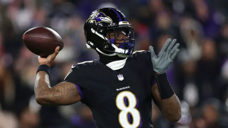 Lamar Jackson injury update: Will Baltimore Ravens' star QB play tonight vs Green Bay Packers?