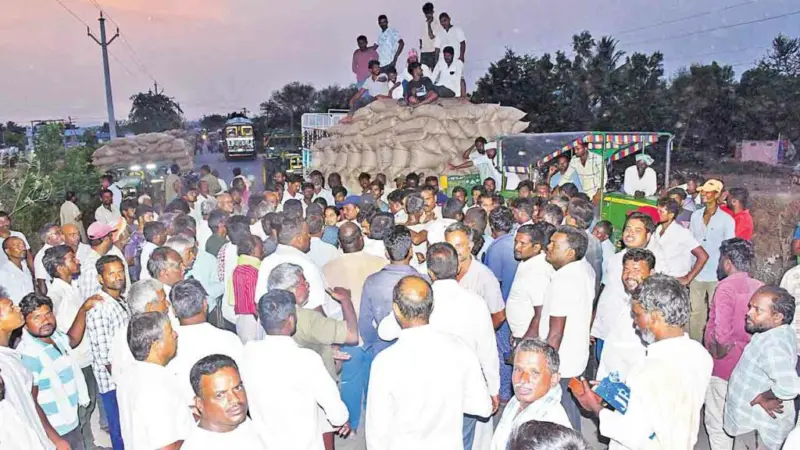 ధాన్యం కొనండి మహాప్రభో.. సంచులు తెస్తలేరు.. కాంటా వేస్తలేరు