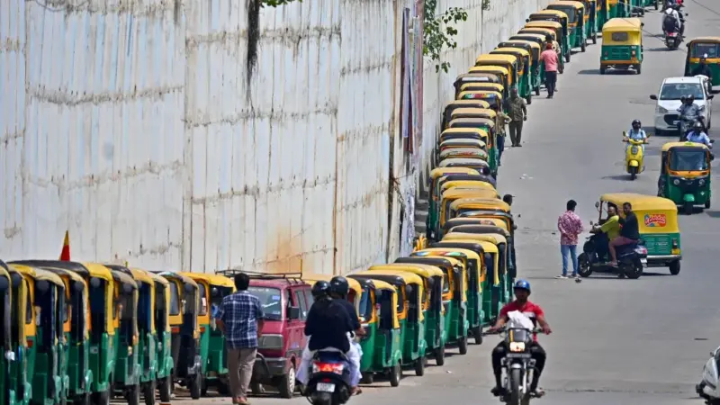 Auto LPG shortage: ಬೆಂಗಳೂರಿನಲ್ಲಿ ಎಲ್‌ಪಿಜಿಗೆ ಹಾಹಾಕಾರ; ಬಂಕ್‌ಗಳ ಮುಂದೆ ಕಿ.ಮೀ.ಗಟ್ಟಲೇ ಆಟೋಗಳ ಕ್ಯೂ!