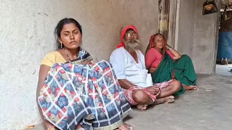 దొంగతనాలకు అలవాటుపడ్డ కూతుళ్లు.. రాత్రంతా ఇనుప రాడ్డుకు వేలాడదీసిన కన్నతండ్రి..