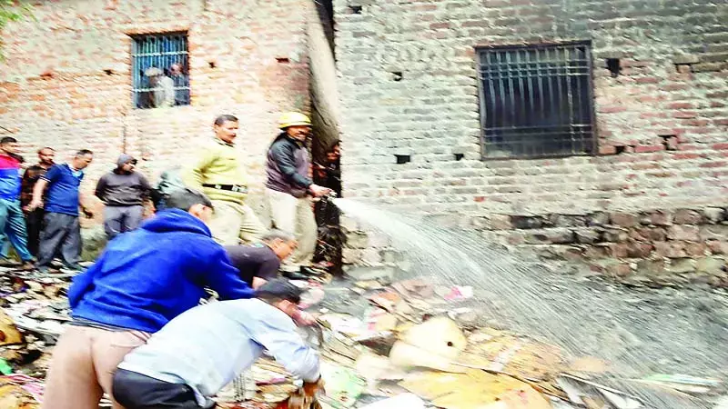 बीड़ रोड बाजार में सुलगीं दुकानें