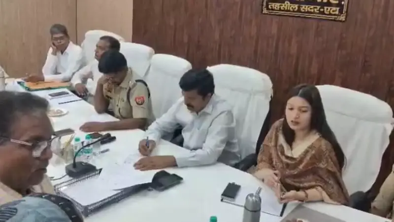 Etah News: समाधान दिवस: डीएम सख्त, हर शिकायत का समयबद्ध निस्तारण