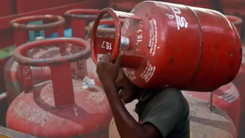 জ্বালানি সংকটের মধ্যেও স্বস্তির আশা, LPG দামে বড় কাটছাঁটের জল্পনা