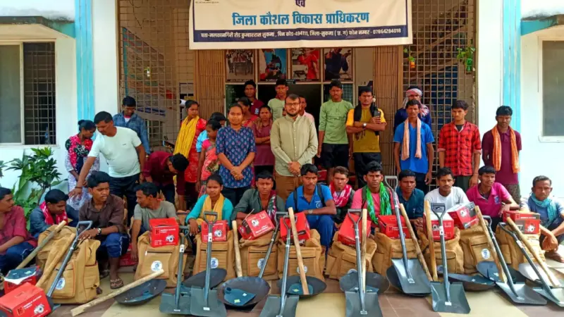सुकमा में आत्मसमर्पित युवाओं को मिला मेसन किट : जिला प्रशासन की पहल से रोजगार और स्वरोजगार के नए अवसर, युवाओं का आत्मनिर्भर बनने की राह पर कदम
