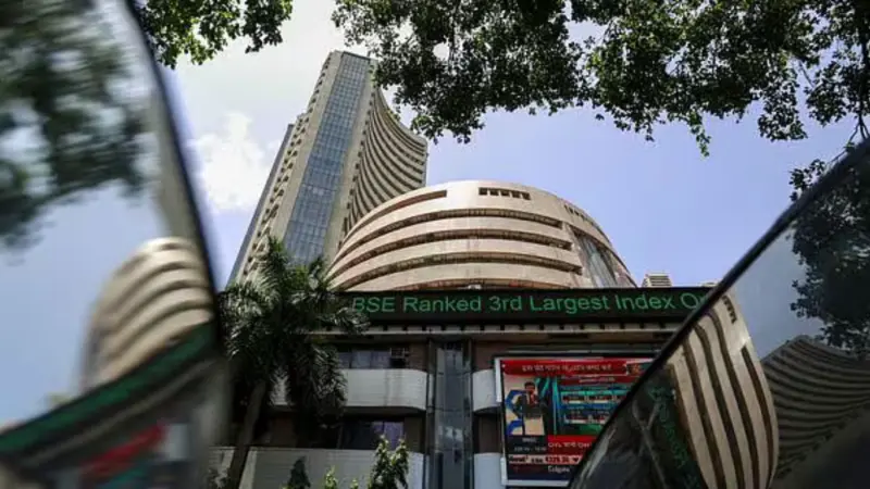 Stock Market: अंतिम घंटे की खरीदारी से संभला बाजार, सेंसेक्स 117 अंक चढ़ा