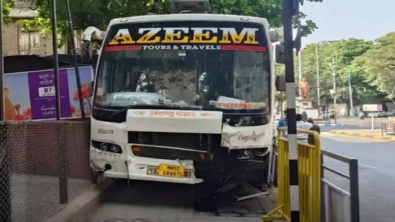 Pune Accident : पुण्यात खासगी बसचा थरार; अधी दोन महिलांना धडक दिली अन् थेट.