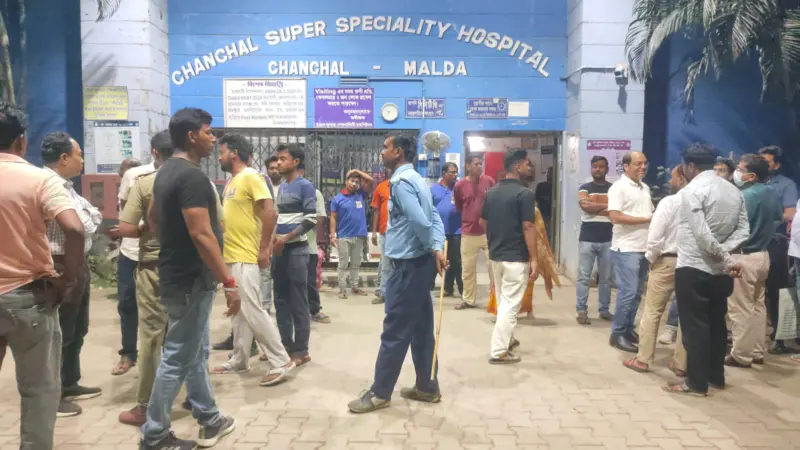 যুবকের মৃত্যুর পর রণক্ষেত্র Chanchal Super Speciality Hospital, ভাঙচুর ও বিক্ষোভ।