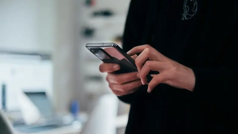 Phone addiction : స్మార్ట్​ఫోన్ వ్యసనానికి అసలు కారణం ఏంటి? విముక్తి మార్గం ఏది?