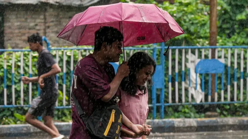 WB Rain Forecast till 15th April: ঝড় চলবে আজও, কাল থেকে 'খেলা' ঘুরবে আবহাওয়ার, পয়লা বৈশাখে বাংলার ১৪ জেলায় বৃষ্টি