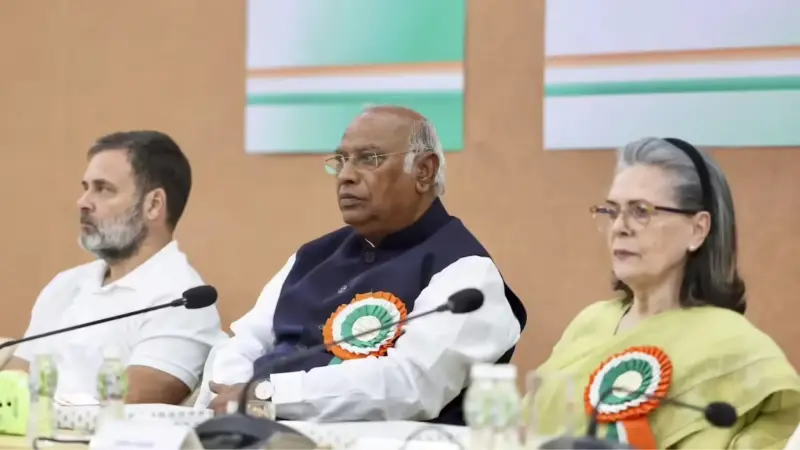 ఇంధన ధరల పెంపుదలపై కాంగ్రెస్, ఎస్పీ తీవ్ర ఆగ్రహం