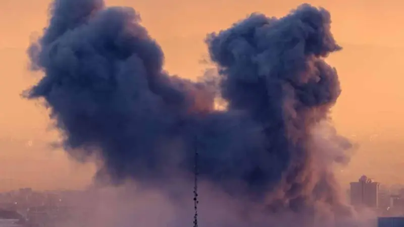 ইরানের বুশেহর পরমাণুকেন্দ্রের কাছে আবার হামলা আমেরিকা ও ইজ়রায়েলের, দু'সপ্তাহে চার বার! মৃত এক, আহত অনেকে