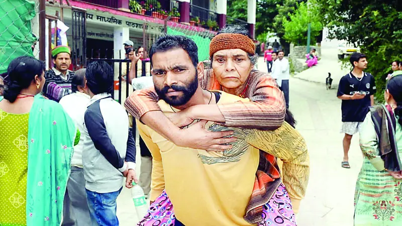 बूथों पर मतदाताओं की लंबी कतारें - Divya Himachal