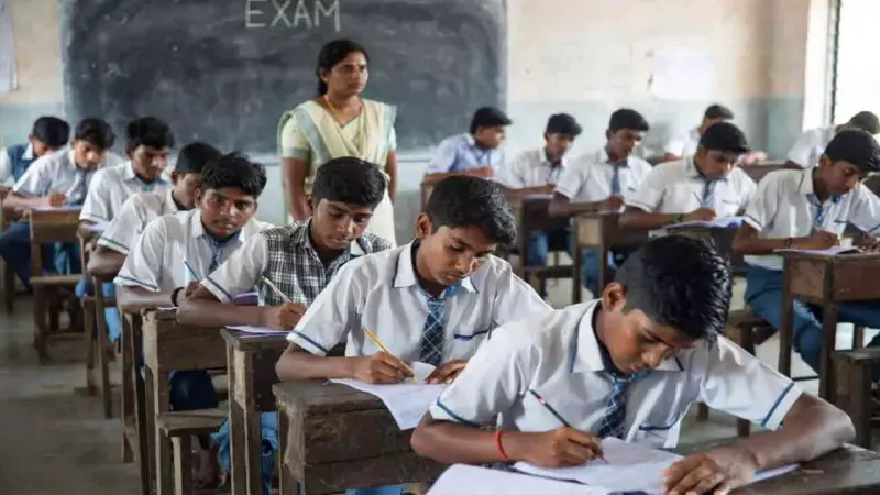 "மாணவர்கள் 3 மொழிகள் படிப்பது கட்டாயம்" - சி.பி.எஸ்.இ. அறிவிப்பு!