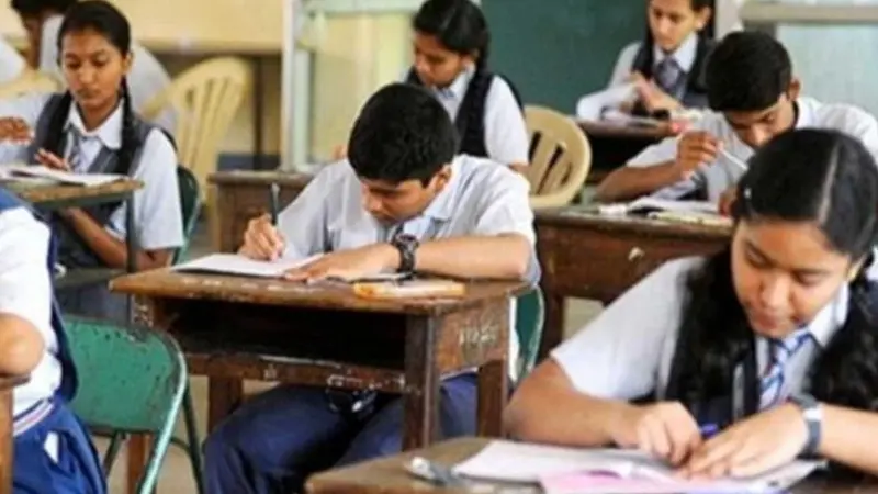 மாணவர்கள் ஷாக்..! CBSE பள்ளிகளில் மும்மொழி பாடத்திட்டம் கட்டாயமாகிறது!